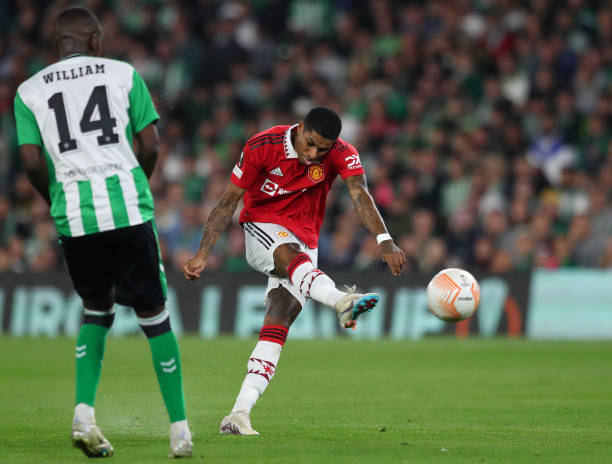 SEVILLE, SPAIN : Marcus Rashford of Manchester United scores the team's first goal under pressure from William Carvalho of Real Betis during the UEFA Europa League round of 16 leg two match between Real Betis and Manchester United at Estadio Benito Villamarin on March 16, 2023 in Seville, Spain. (Photo by Fran Santiago/Getty Images)