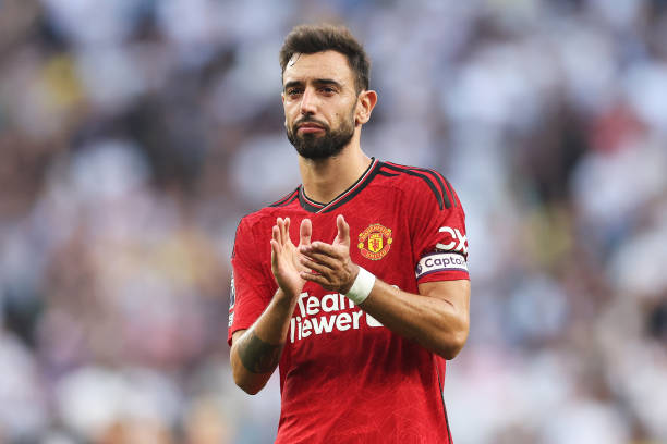 LONDON, ENGLAND - AUGUST 19: Bruno Fernandes of Manchester United applauds the fans following the team's defeat during the Premier League match between Tottenham Hotspur and Manchester United at Tottenham Hotspur Stadium on August 19, 2023 in London, England. (Photo by Julian Finney/Getty Images)